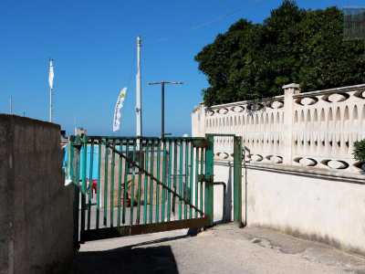 Negli anni 90 io e mio padre - ci dice Angelo Paudice, proprietario del centro - trasformammo questa lingua di costa ormai diventata di ciottoli in un rimessaggio per grandi e piccole barche. Il problema � che trovandosi in una zona abbastanza nascosta era spesso frequentato dai contrabbandieri, cos� per non avere guai dismettemmo tutto. Dopo anni di abbandono � poi nata nel 2008 la scuola che vedete oggi�